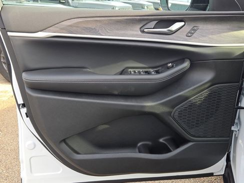 New 2025 Jeep Grand Cherokee Limited image 21