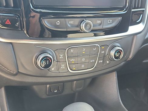 Used 2022 Chevrolet Traverse LT image 15