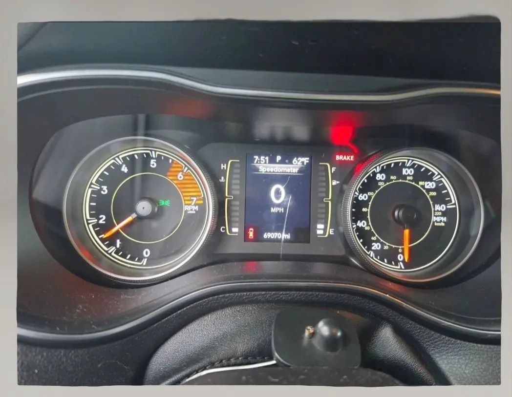 Used 2019 Jeep Cherokee Latitude Plus AWD/4WD image 4