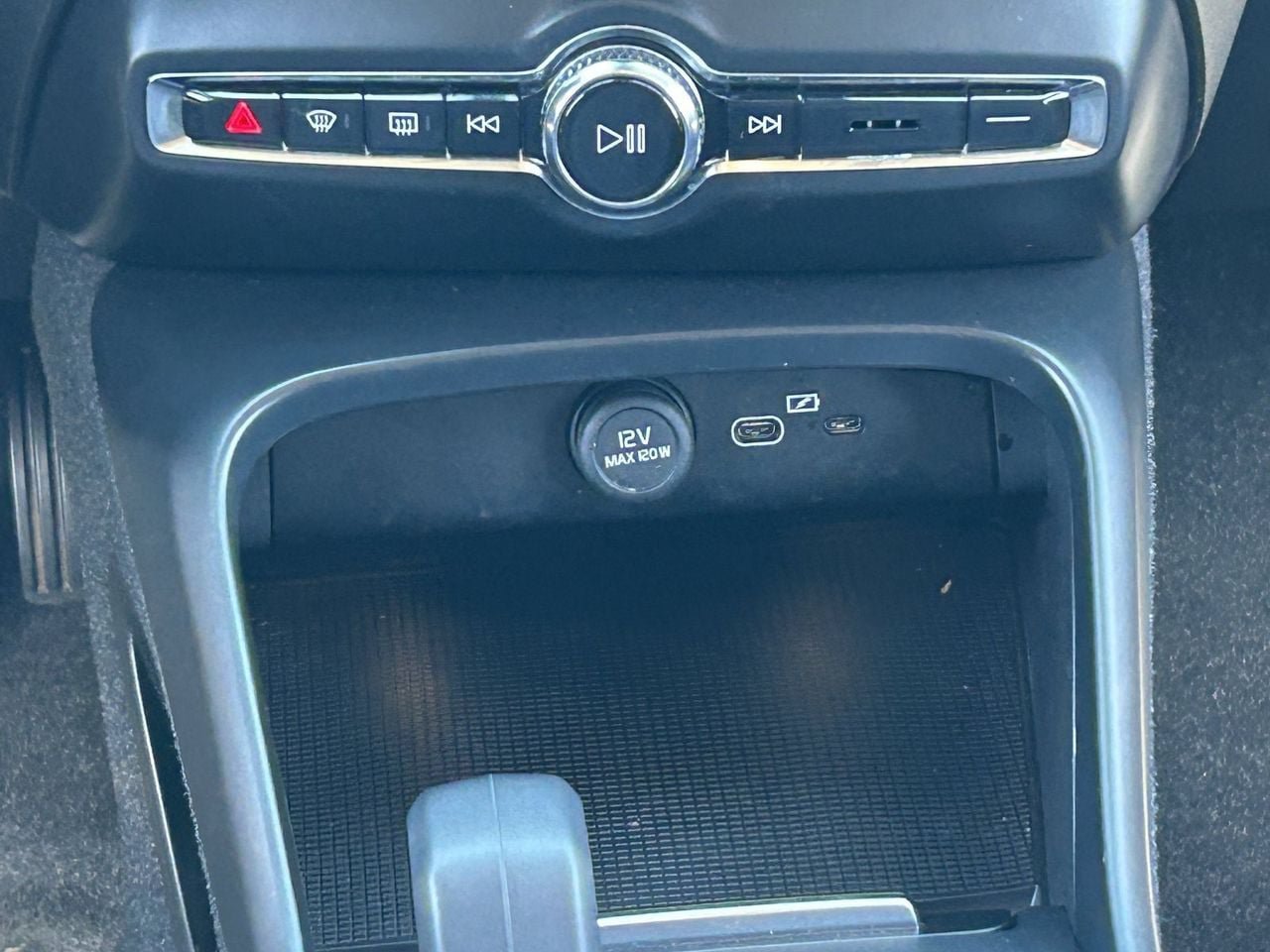 Used 2023 Volvo XC40 B4 Core FWD image 22