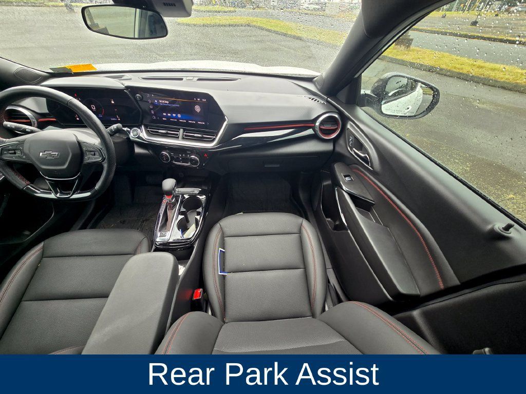 Used 2025 Chevrolet Trax RS w/ Sunroof Package FWD image 16