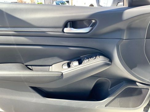 Used 2025 Nissan Altima 2.5 SV image 18