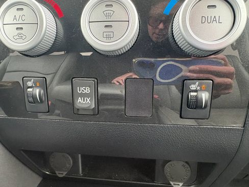 Used 2012 Toyota Tundra Limited w/ Memory Pkg image 11