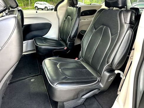 Used 2023 Chrysler Pacifica Limited image 20