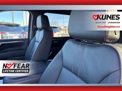 Used 2025 Chevrolet Suburban RST image 8