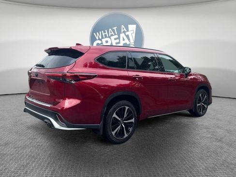 Used 2022 Toyota Highlander XSE AWD/4WD image 3