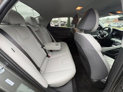 Certified 2025 Hyundai Elantra Limited FWD image 12