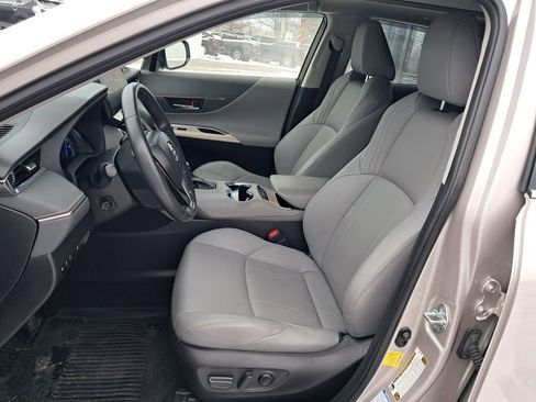 Used 2022 Toyota Venza Limited image 10