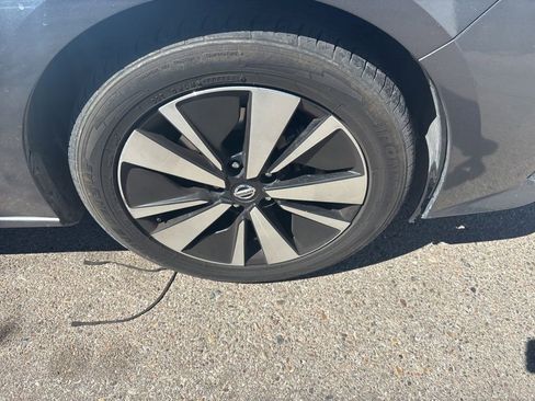 Used 2021 Nissan Altima 2.5 SV image 2