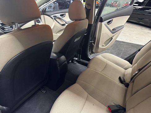 Used 2014 Hyundai Elantra SE image 38