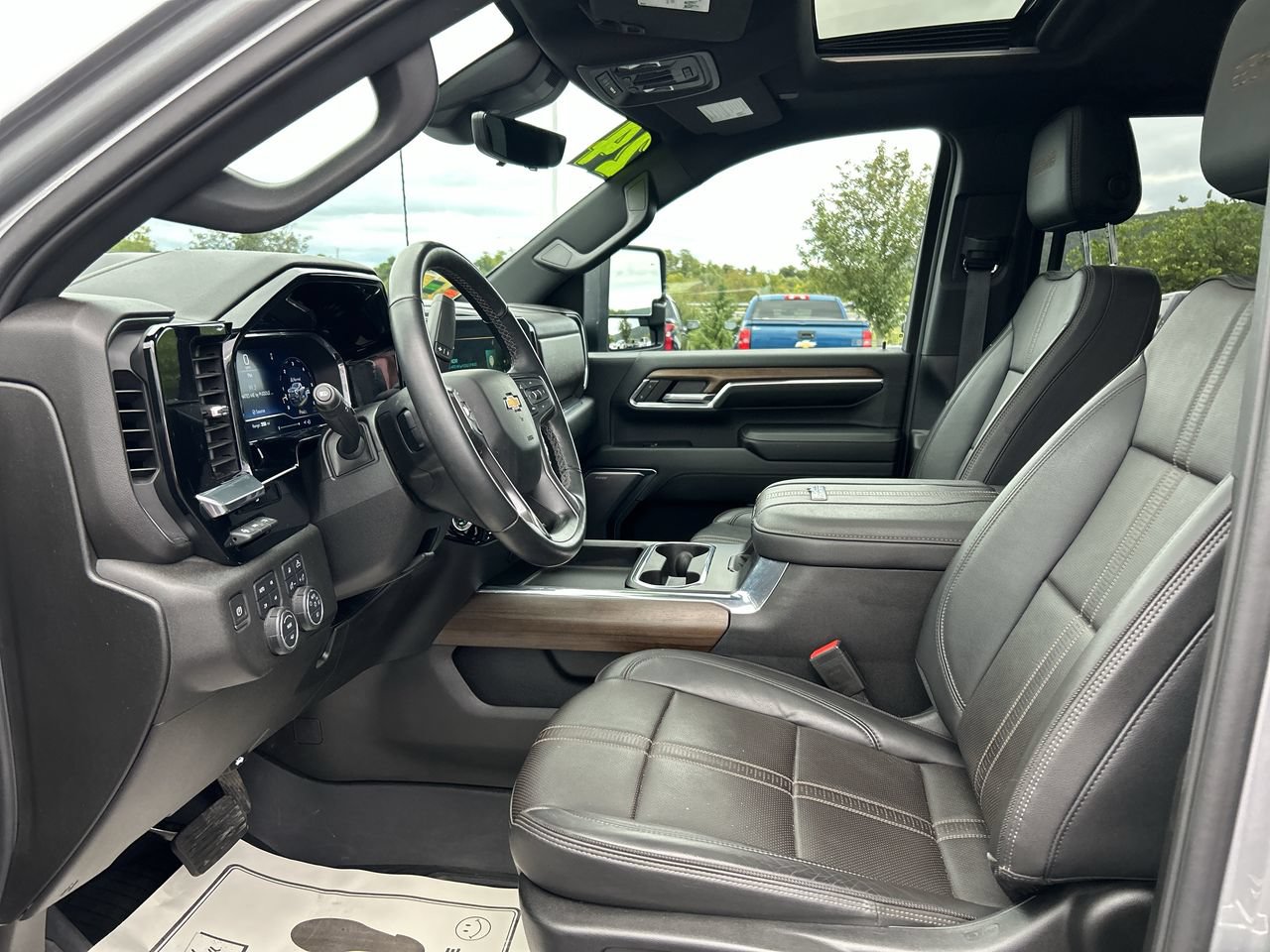 Used 2024 Chevrolet Silverado 2500 High Country w/ Technology Package AWD/4WD image 22