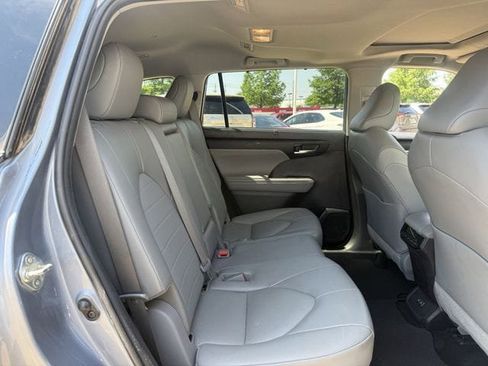 Used 2022 Toyota Highlander XLE FWD image 31