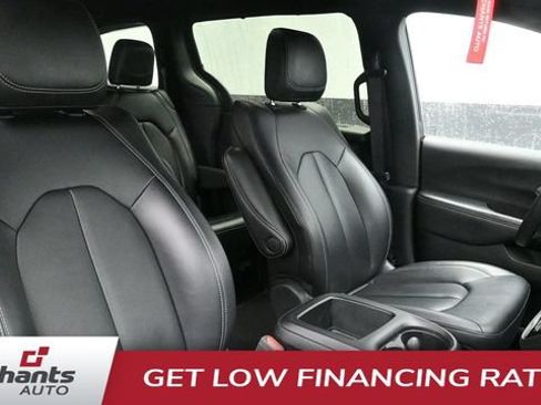 Used 2025 Chrysler Pacifica Select FWD image 18