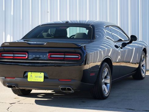 Used 2015 Dodge Challenger SXT image 37