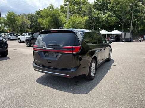 Used 2024 Chrysler Pacifica Touring-L FWD image 5
