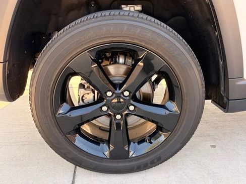 Used 2023 Jeep Grand Cherokee Altitude RWD image 5