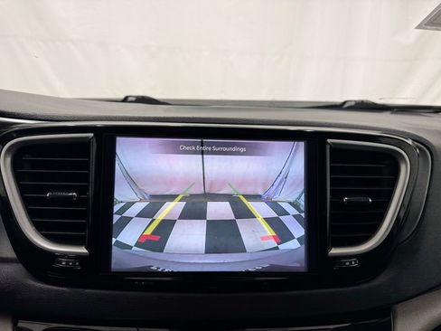 Used 2024 Chrysler Pacifica Touring-L image 34