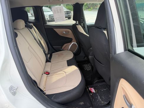 Used 2015 Jeep Renegade Latitude FWD image 10