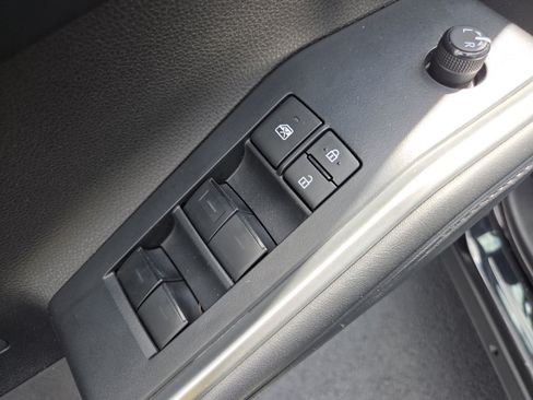 Used 2022 Toyota Highlander XLE AWD/4WD image 35