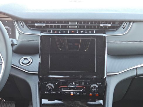 New 2025 Jeep Grand Cherokee Altitude image 16