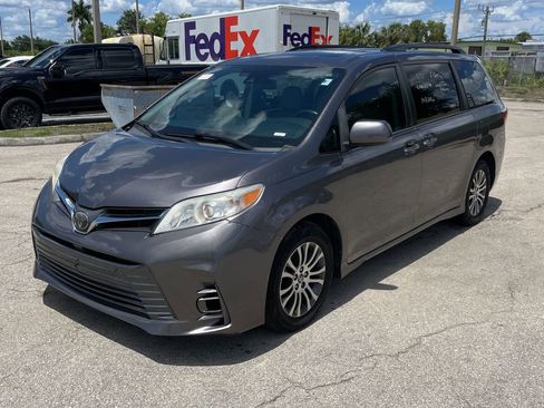 Used 2020 Toyota Sienna XLE Premium FWD image 1