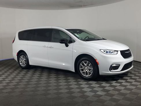 New 2026 Chrysler Pacifica Select image 2