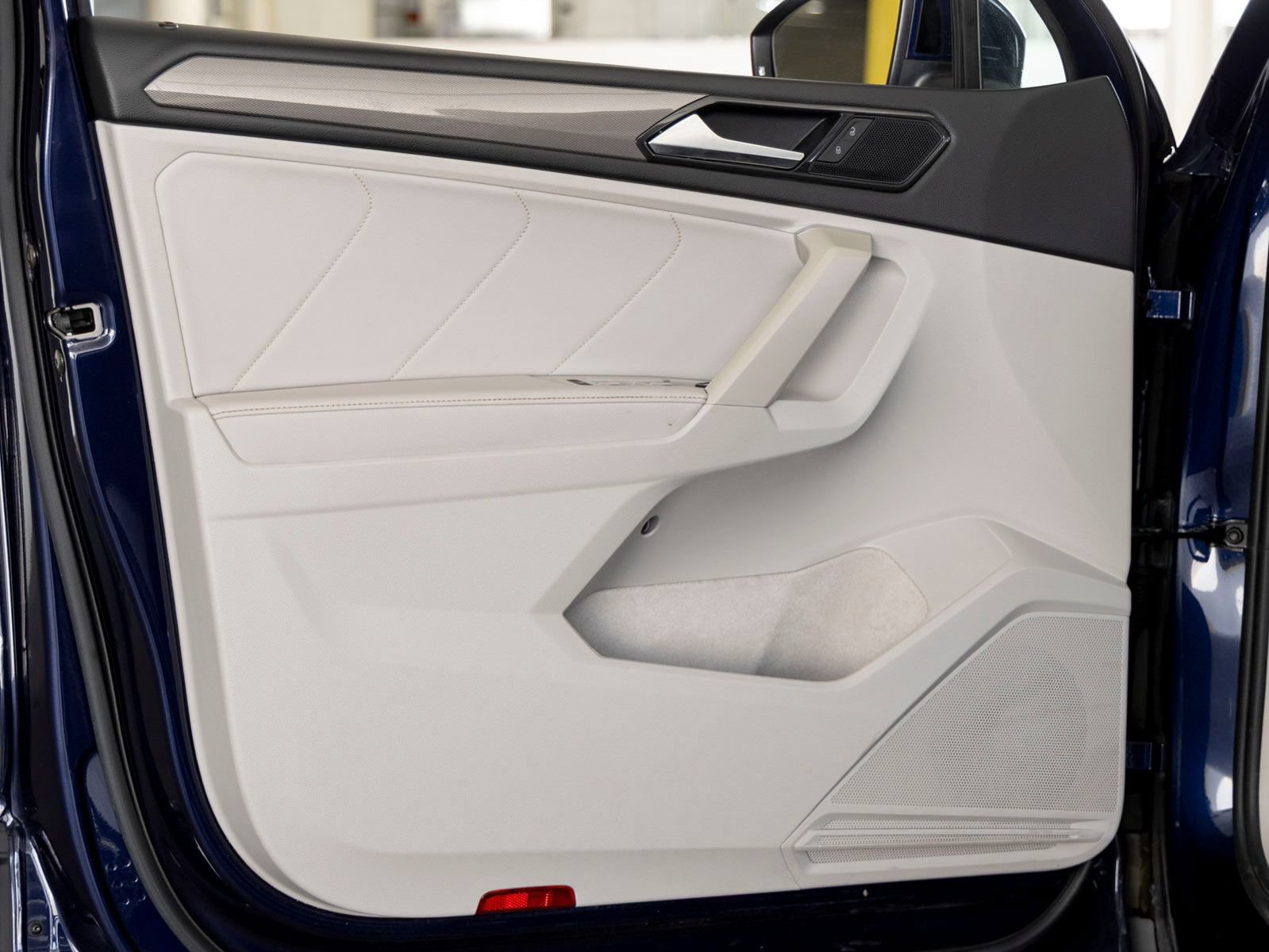 Used 2023 Volkswagen Tiguan SE w/ Panoramic Sunroof Package FWD image 9