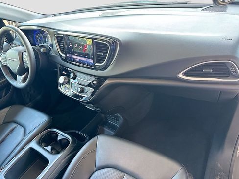 Used 2025 Chrysler Pacifica Select FWD image 34
