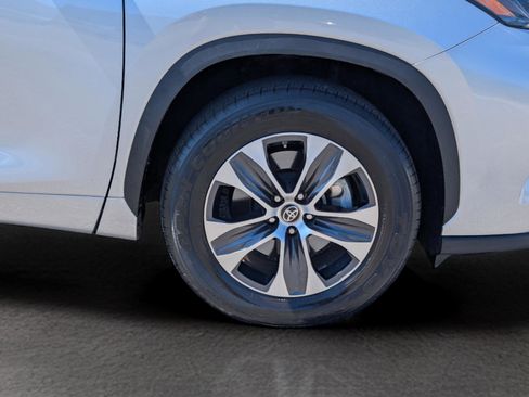 Used 2023 Toyota Highlander XLE image 9