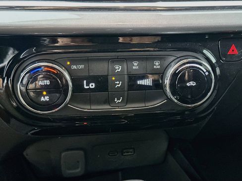 Used 2025 Chevrolet Trax LT FWD image 22