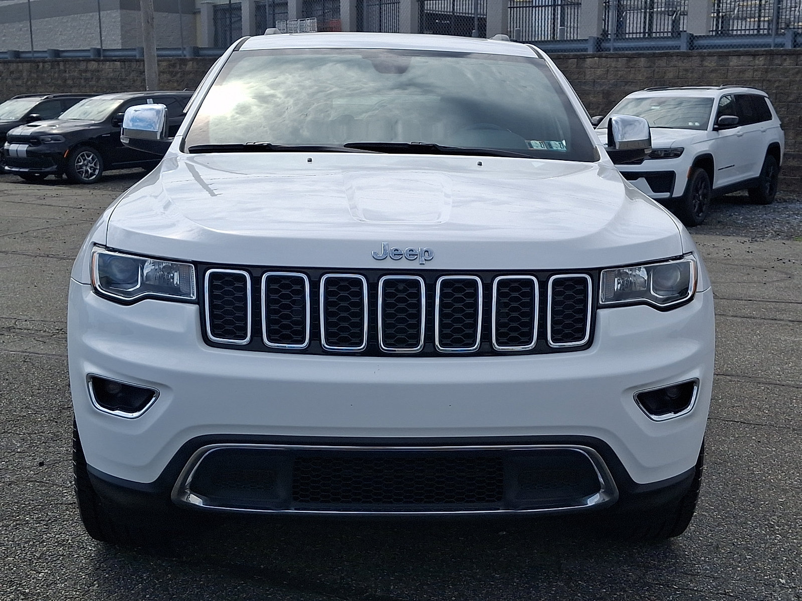 Used 2018 Jeep Grand Cherokee Limited AWD/4WD image 2