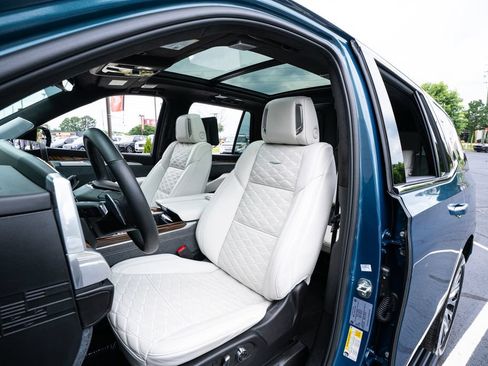 Used 2025 Cadillac Escalade Premium Luxury Platinum AWD/4WD image 31