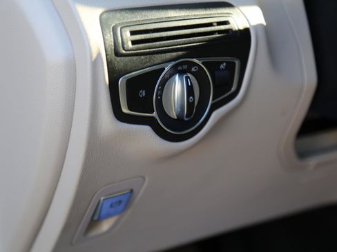 Used 2022 Mercedes-Benz GLC 300 image 2