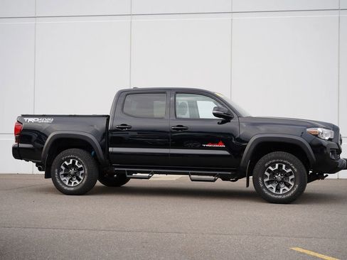 Used 2019 Toyota Tacoma TRD Off-Road image 2
