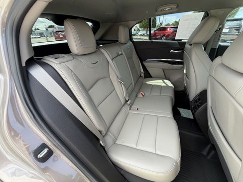 Certified 2023 Cadillac XT4 Luxury w/ Driver Awareness Package FWD image 18