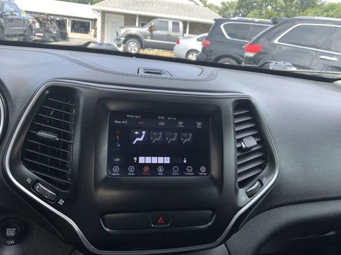 Used 2019 Jeep Cherokee Latitude Plus FWD image 16