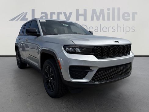 New 2025 Jeep Grand Cherokee Laredo image 2