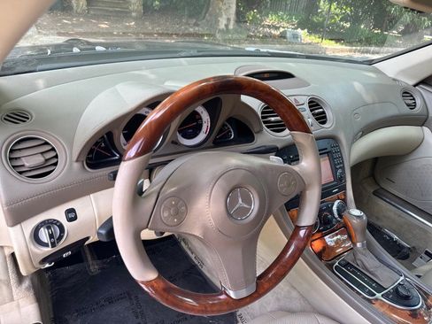 Used 2011 Mercedes-Benz SL 550 image 17