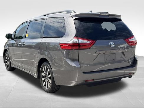 Used 2018 Toyota Sienna XLE Premium w/ Carpet Mat Package AWD/4WD image 4