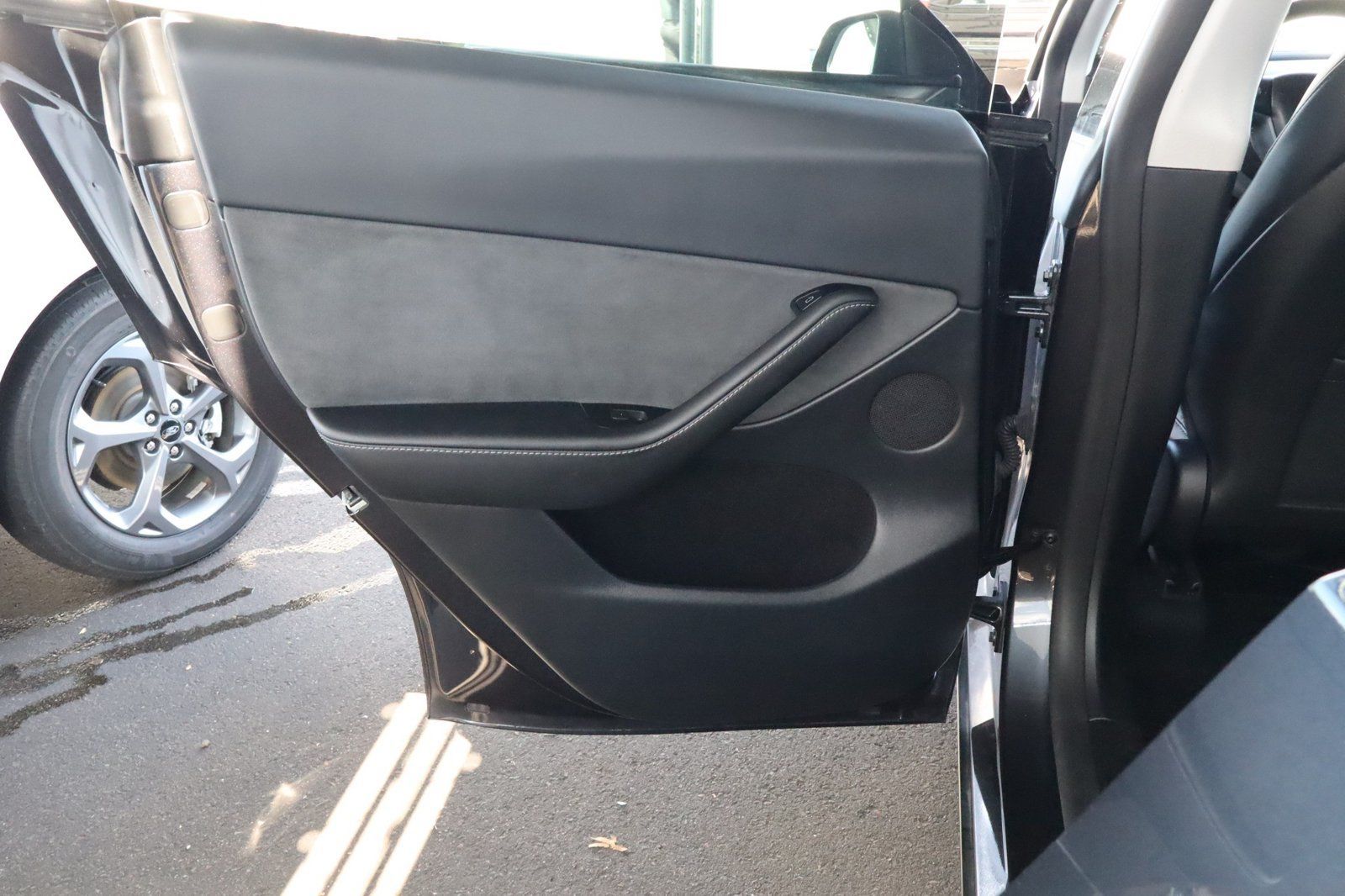 Used 2024 Tesla Model Y Long Range RWD image 38