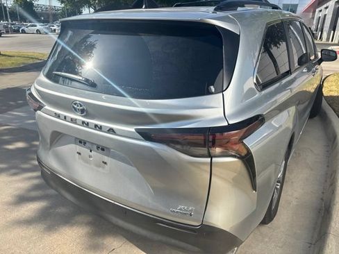 Used 2023 Toyota Sienna XLE FWD image 3