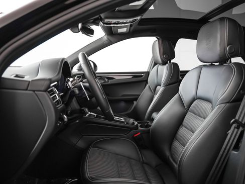 Certified 2025 Porsche Macan Turbo image 5