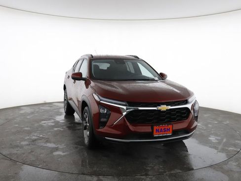 Used 2025 Chevrolet Trax LT FWD image 3