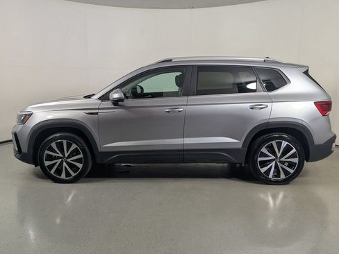 Used 2024 Volkswagen Taos SE FWD image 4