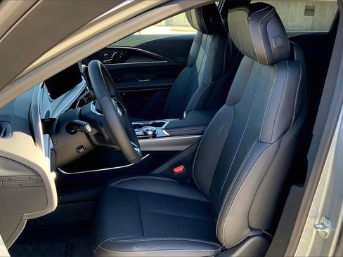 New 2025 Cadillac Lyriq Luxury image 12