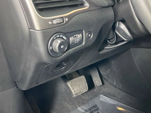 Used 2022 Jeep Cherokee Latitude Lux w/ Mopar Interior Package AWD/4WD image 10