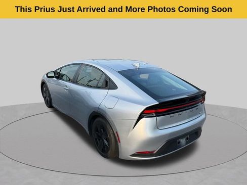 Used 2023 Toyota Prius LE FWD image 3