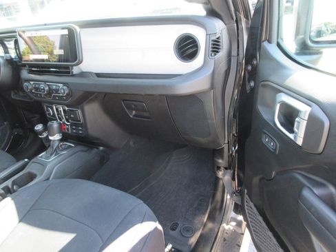 Used 2024 Jeep Wrangler Unlimited Sport AWD/4WD image 22