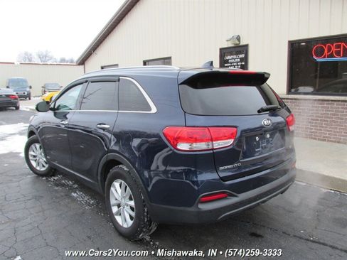 Used 2017 Kia Sorento LX w/ LX Convenience Package image 4