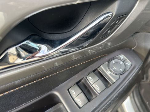 Used 2020 Chevrolet Traverse LT image 11